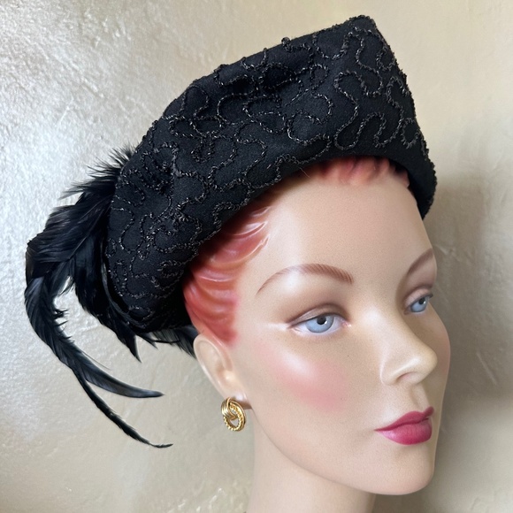 REFINED 1940S' BLACK FELT BERET + UNDULATING CORD TRIM + BLACK ROOSTER FEATHERS - Picture 2 of 14